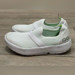 Oofos OOmg Low Shoe, size 9, white recovery tennis shoes
